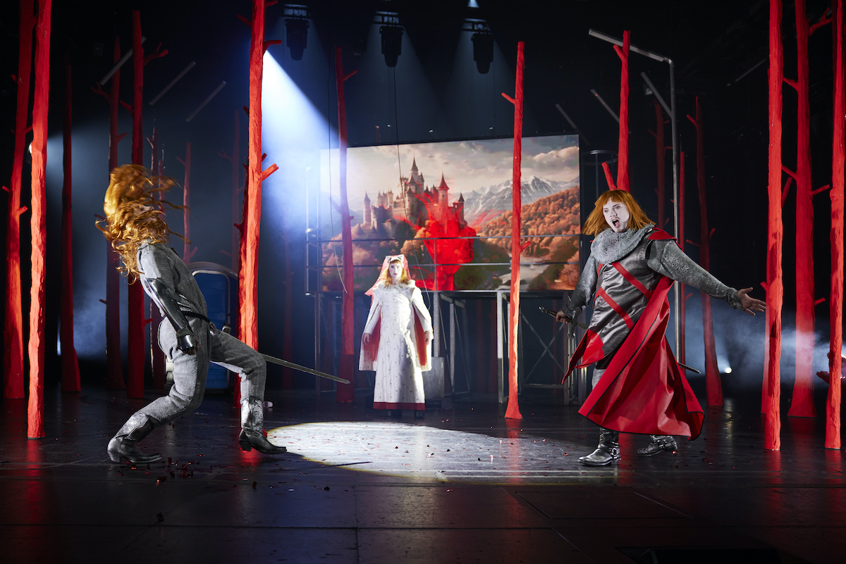 Parzival – Staatstheater Nürnberg – Kieran Joel inszeniert frei nach Wolfram von Eschenbach eine wilde Identitäts- und Machtsuche